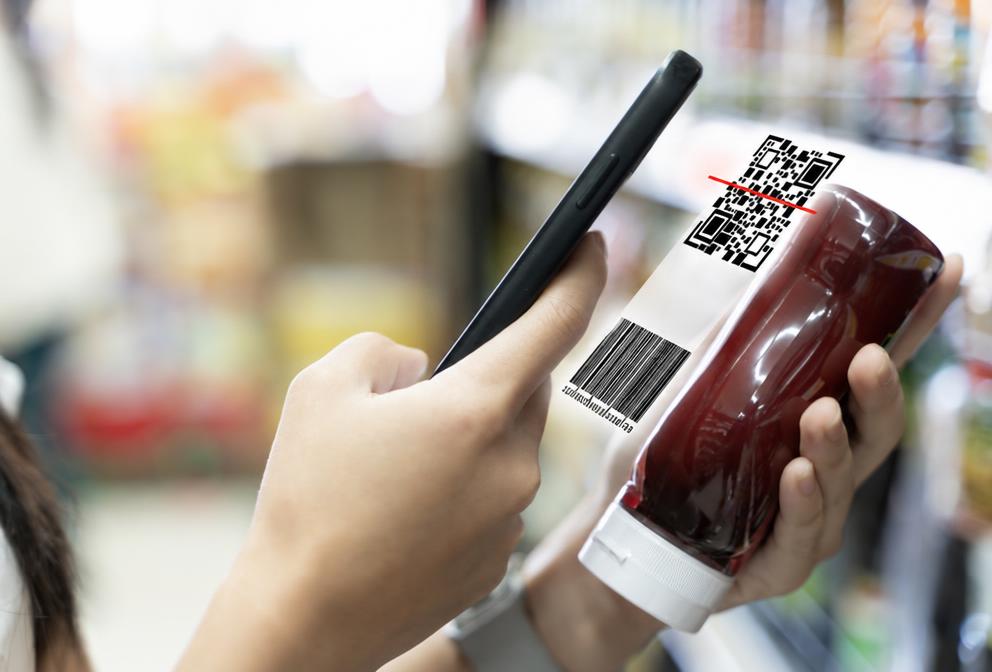 Escaneando un producto con la cámara del celular en el mostrador